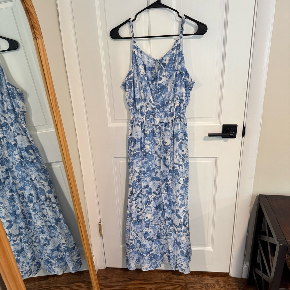 Abercrombie & Fitch Crinkle Textured Smocked Waist Midi Dress in Blue Floral - Picture 4 of 9